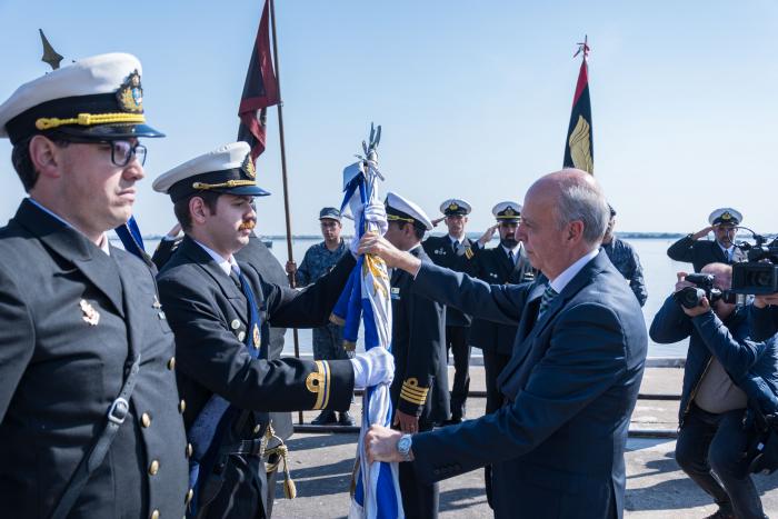 Ministro García haciendo entrega del Pabellón Uruguayo a personal de la Armada Nacional Ministro García haciendo entrega del Pabellón Uruguayo a personal de la Armada Nacional