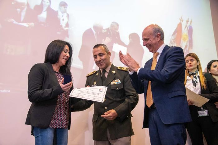 Ministro de Defensa Nacional Javier García entregando reconocimiento a personal de Sanidad Militar