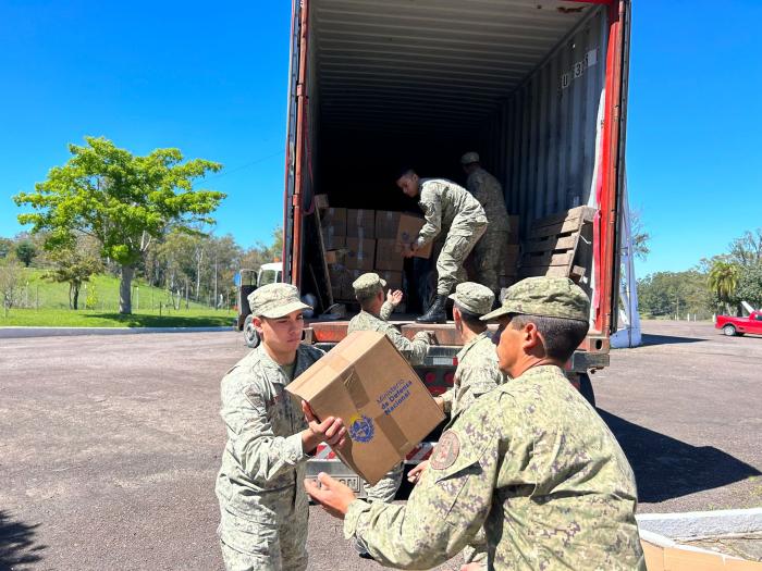 Personal militar bajando cajas de alimentos de un camión