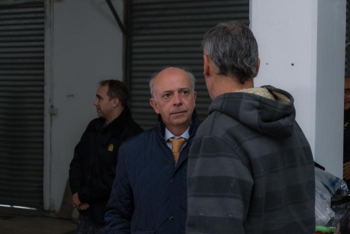Ministro Javier García recorriendo y hablando con personas en refugio de la Armada Nacional