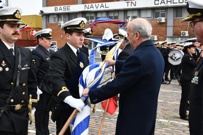 Día de la Flota de Mar Ministro entregando Pabellón Nacional a cadete de la Armada