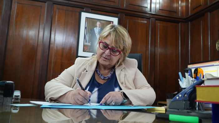 Firma de acuerdo para la realización de una exposición fotográfica Firma de acuerdo para la realización de una exposición fotográfica