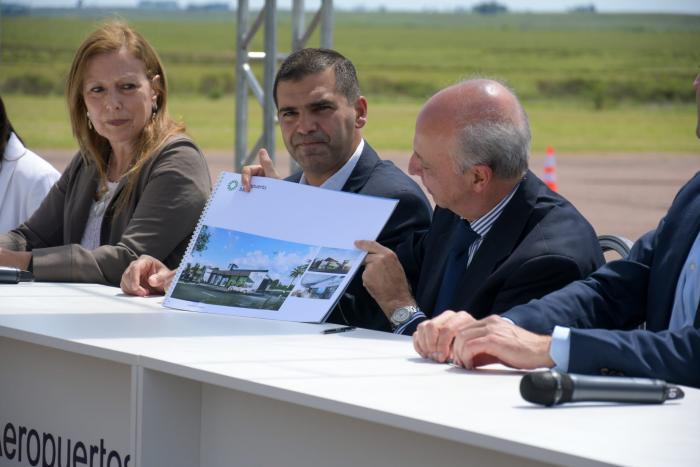 Autoridades del MDN y de Aeropuertos Uruguay