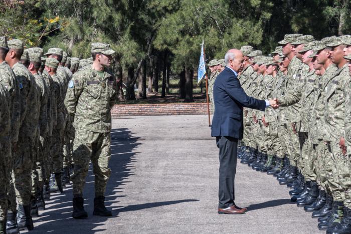 Ministro saludando a los efectivos 