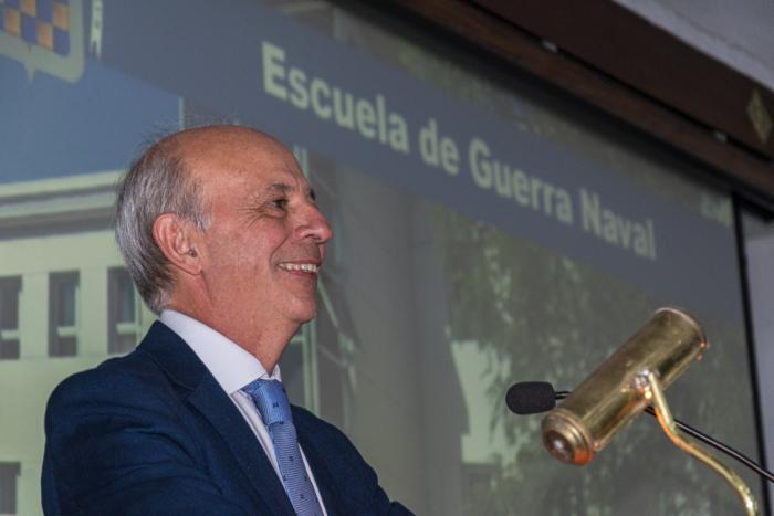 Ministro en Escuela Naval
