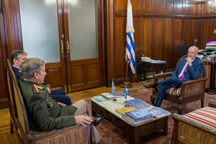 Ministro de Defensa, García y jefes del Estado Mayor de Uruguay y Argentina