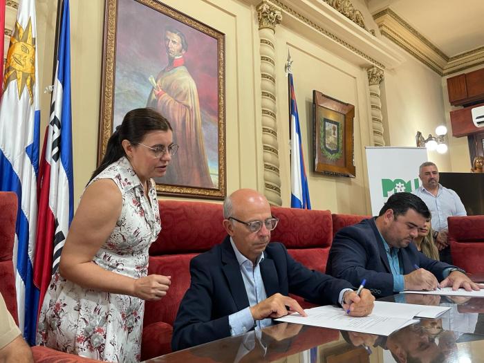 Ministro García e intendente de Paysandú, Nicolás Olivera, firmando comodato