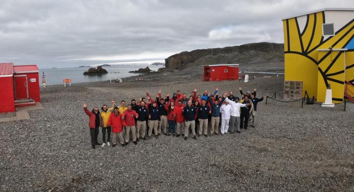 Participantes de la Fase III de la Campaña Antártica de Verano en los alrededores de Base Artigas