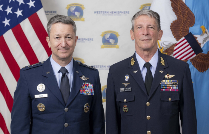 General Dan Caine junto al General del Aire Rodolfo D. Pereyra General Dan Caine junto al General del Aire Rodolfo D. Pereyra