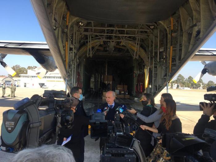 Ministro de Defensa, Javier García, con Hércules de fondo