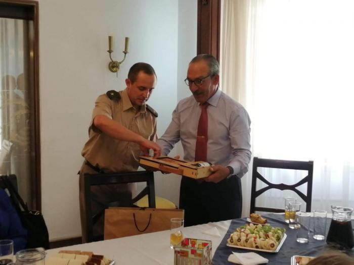 Entrega de obsequio al General Corbo