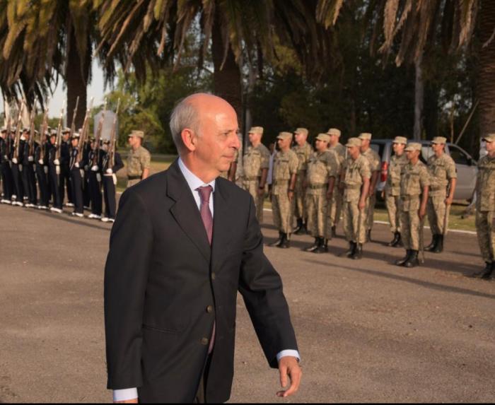 Ministro de Defensa Nacional pasando revista a militares formados.