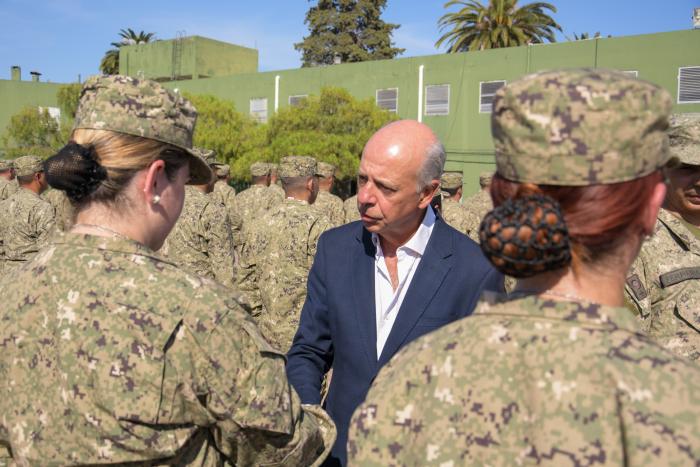 Ministro de Defensa Nacional saludando a personal del Ejército