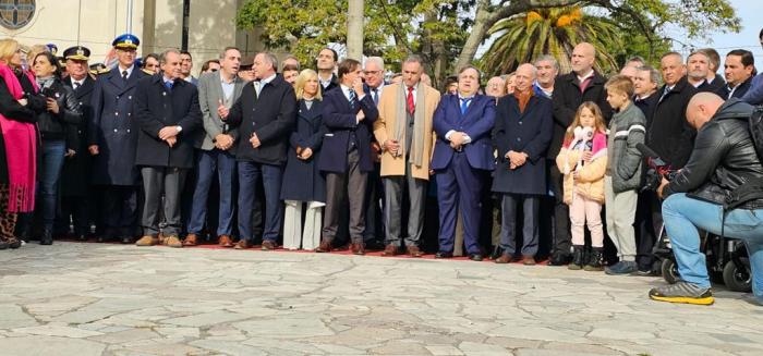 Presidente Luis Lacalle Pou junto a autoridades en acto por el natalicio de Artigas