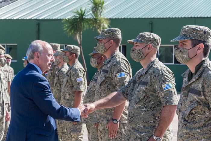 Ministro de Defensa saludando a personal militar que parte a misión de paz