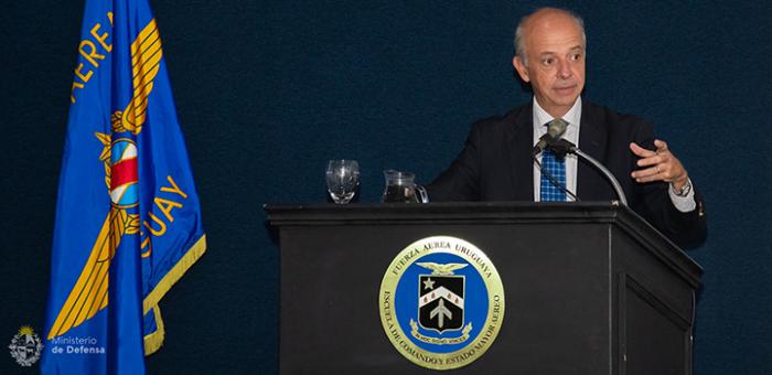 Ministro de Defensa, Javier García Ministro de Defensa Nacional, Javier García, dando discurso