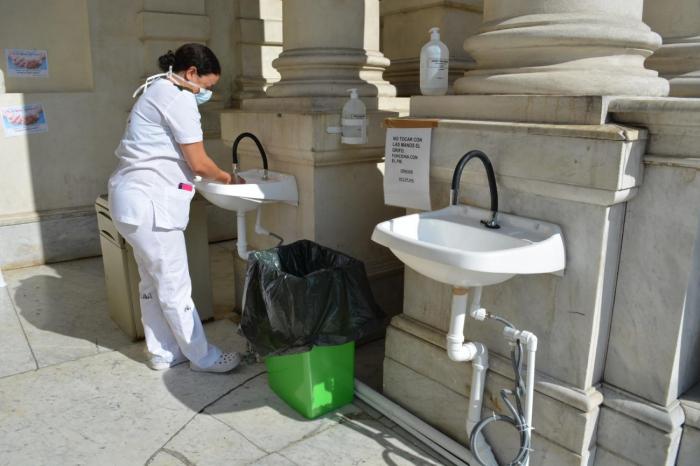 Lavatorios de manos en puerta de entrada a Hospital Militar