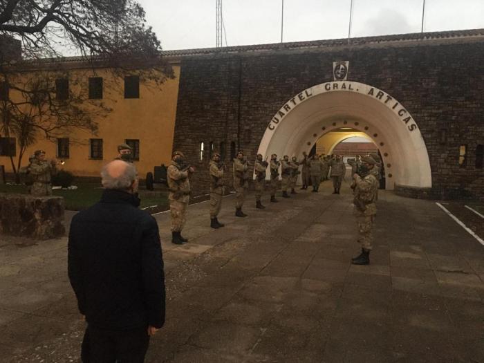 Ministro de Defensa, Javier García ingresando al Batallón de Infantería número 7 en Salto