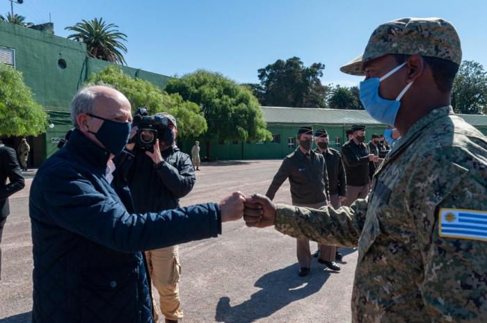 Ministro de Defensa, Javier García, saludando a contingente uruguayo