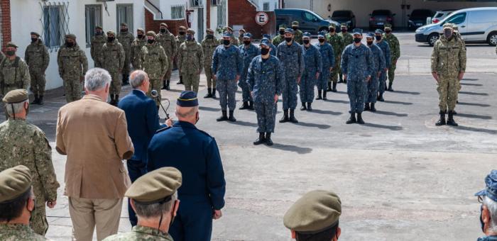 Ministro de Defensa reconociendo labor de militares que custodiaron las urnas en las elecciones departamentales