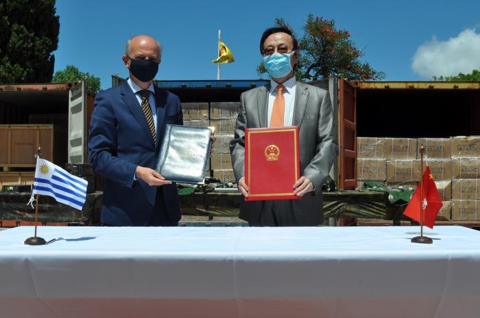 Ministro de Defensa Nacional. Javier García y embajador de la República Popular China Wang Gang Ministro de Defensa Nacional. Javier García y embajador de la República Popular China Wang Gang