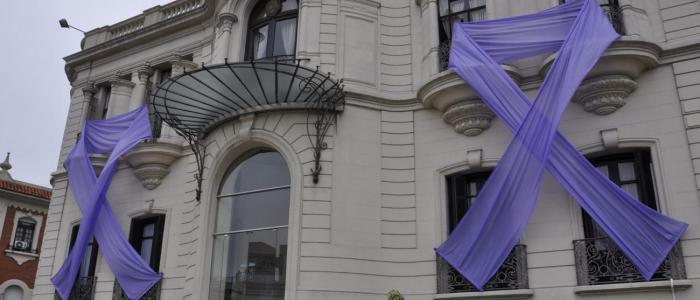 Día internacional de la eliminación de la violencia contra la mujer Fachada del edificio del Ministerio de Defensa con cintas violetas