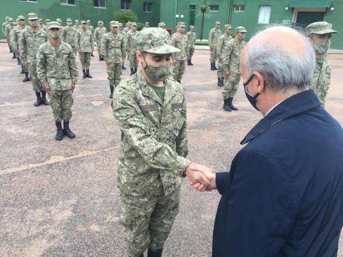 Despedida efectivos que viajan a misión de paz en el Congo Ministro de Defensa Nacional saludando a efectivo militar