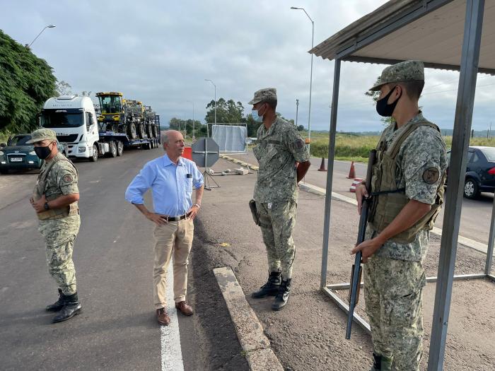 Ministro García saludando a efectivos en la frontera Ministro García saludando a efectivos en la frontera