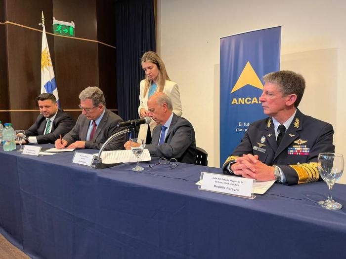 Firma de convenio entre el Ministerio de Defensa y Ancap Autoridades del MDN y ANCAP sentados en la mesa firmando el convenio