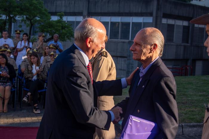 Ministro entregando distinción a funcionario retirado de Sanidad Militar