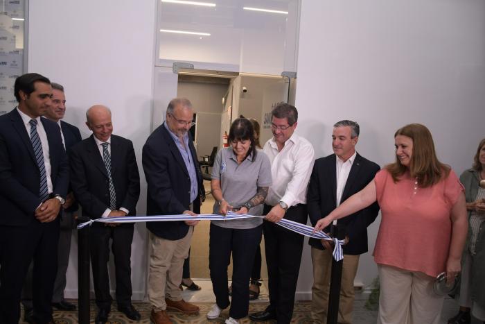 Autoridades de los ministerios de Defensa y Salud Pública cortando cinta de inauguración