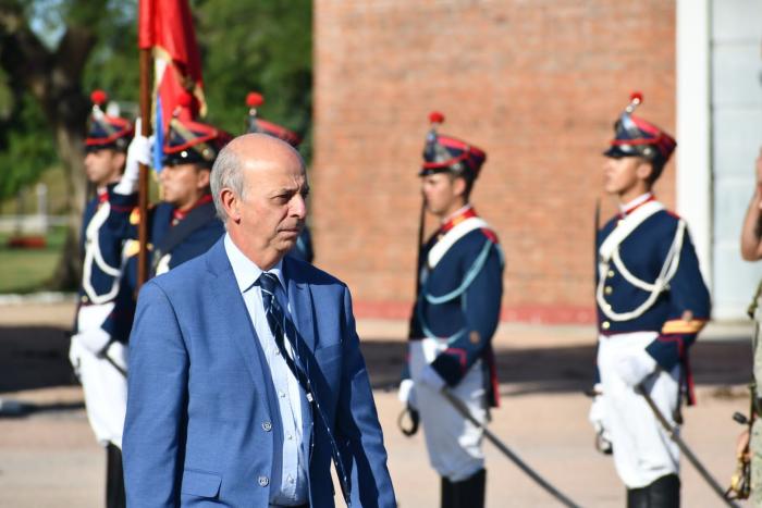 Ministro de Defensa, Javier García pasando revista a militares formados