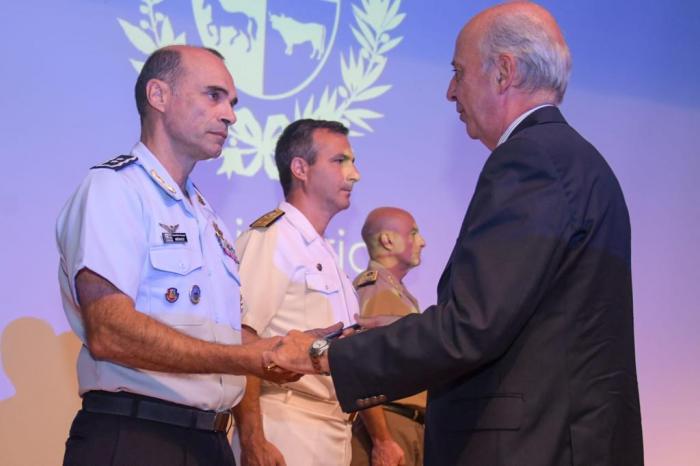 Gral. González en el Ejército, C/A Magliocca en Armada y Brig. Gral. Méndez en FAU Ministro de Defensa poniendo en cargo a los nuevos generales