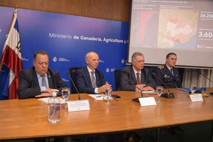 Autoridades del MDN, MGAP, SINAE y Bomberos Autoridades del MDN, MGAP, SINAE y Bomberos reunidas en una mesa