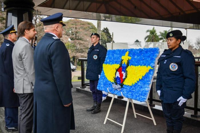 Presidente y comandante en jefe Fuerza Aérea ofrendan a mártires de la FAU Presidente y comandante en jefe Fuerza Aérea ofrendan a mártires de la FAU