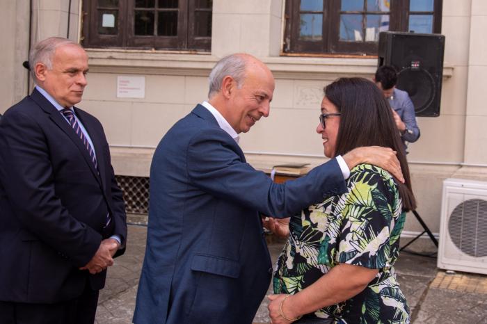 Ministro Javier García y subsecretario Rivera Elgue entregando reconocimiento a funcionaria Subsecretario Rivera Elgue y ministro Javier García entregando medalla a funcionaria