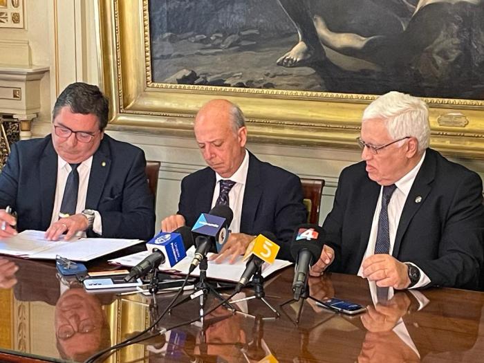 Gral. (r) Julio Macías, ministro Javier García y Dr. John Pérez firmando convenio Dtor. del Calen, ministro de Defensa y presidente Suprema Corte de Justicia firmando convenio