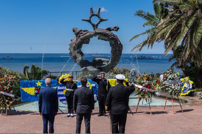 204 aniversario de la Armada Nacional, autoridades frente a monumento de la Armada