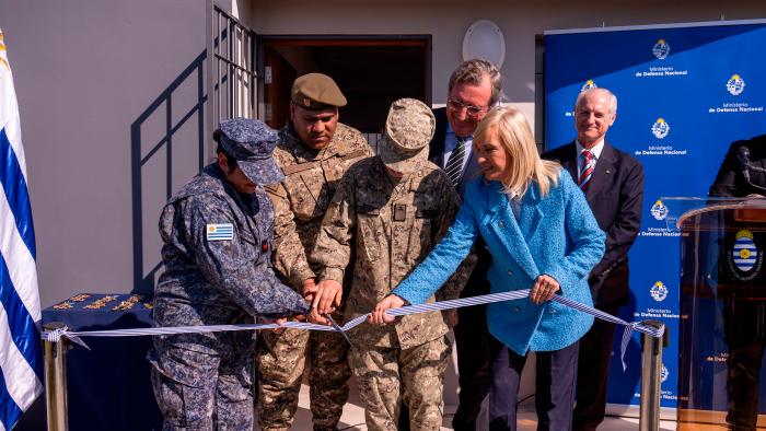 Presidenta en ejercicio Beatriz Argimón, ministro de Defensa y personal cortando la cinta Autoridades y personal cortando la cinta de inauguración de las viviendas.