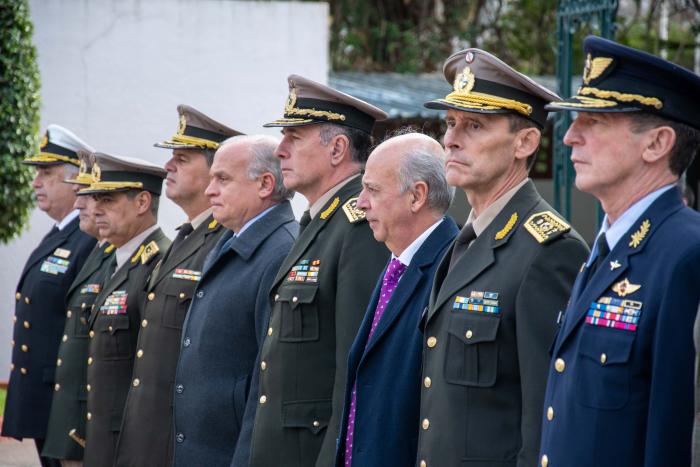 Ministro de Defensa Nacional, Javier García acompañado de autoridades de las Fuerzas Armadas