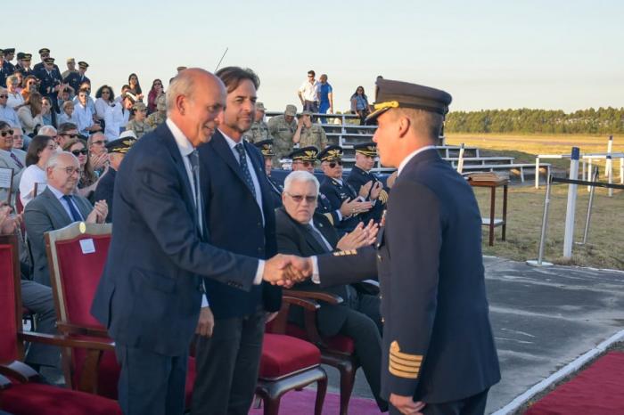 Presidente y ministro saludan al coronel Pereyra, Director de la EMA