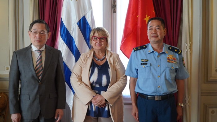 Autoridades R.P. China y Ministra de Defensa Autoridades R.P. China y Ministra de Defensa