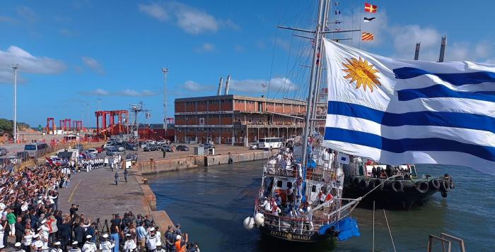Capitán Miranda partiendo del puerto de Montevideo Capitán Miranda partiendo del puerto de Montevideo