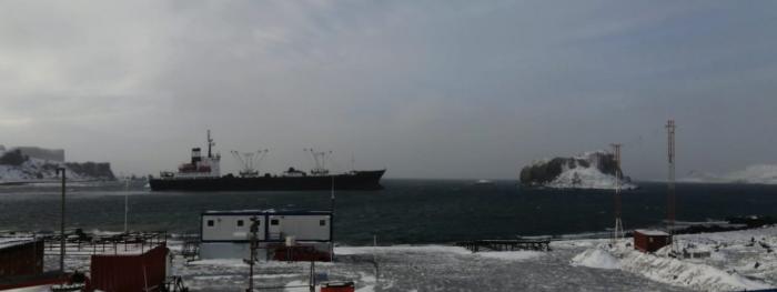 El buque La Manche en la bahía Fildes de Isla Rey Jorge