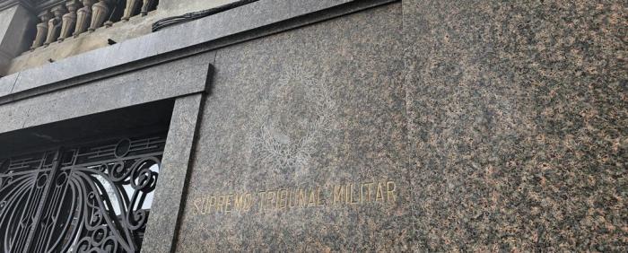 Fachada con escudo de Supremo Tribunal Militar Fachada con escudo de Supremo Tribunal Militar