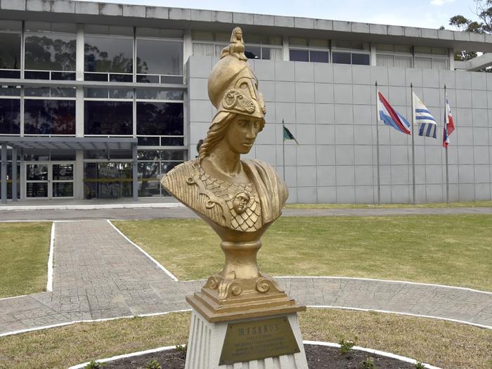Llamado docente para Instituto Militar de Estudios Superiores Fachada IMES