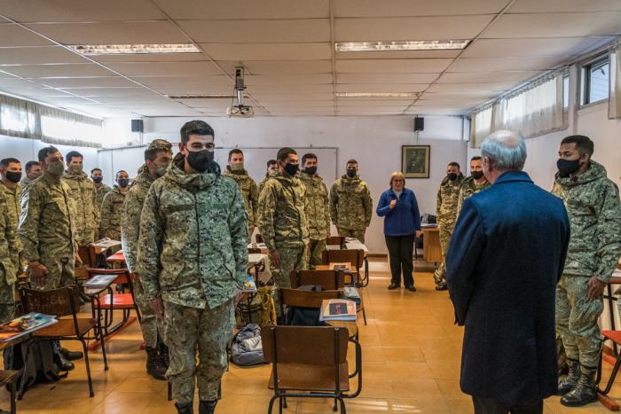 Ministro en recorrida al Liceo extra edad