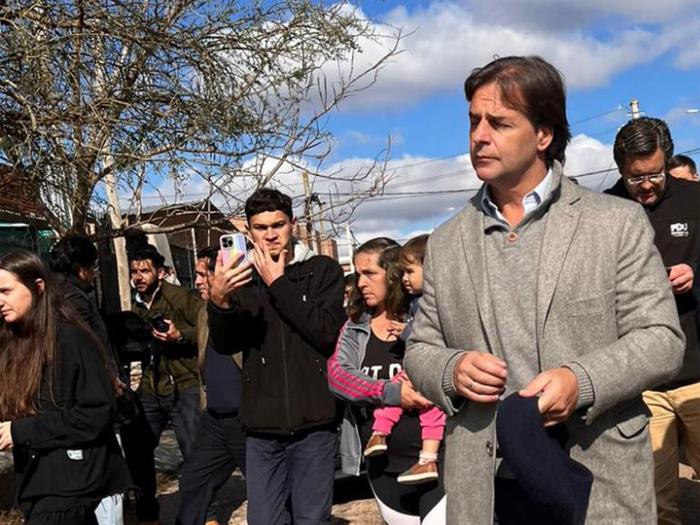 Presidente Lacalle Pou recorriendo ciudad de Paysandú afectada por la turbonada Presidente Lacalle Pou recorriendo ciudad de Paysandú afectada por la turbonada