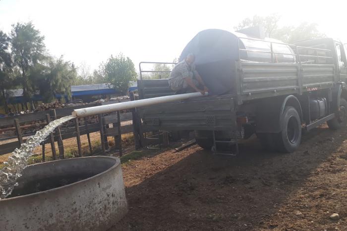 Camión del Ejército abasteciendo pozo de agua en apoyo por el déficit hídrico 