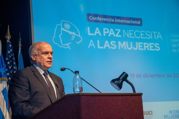 Subsecretario Rivera Elgue dando discurso en Conferencia Internacional